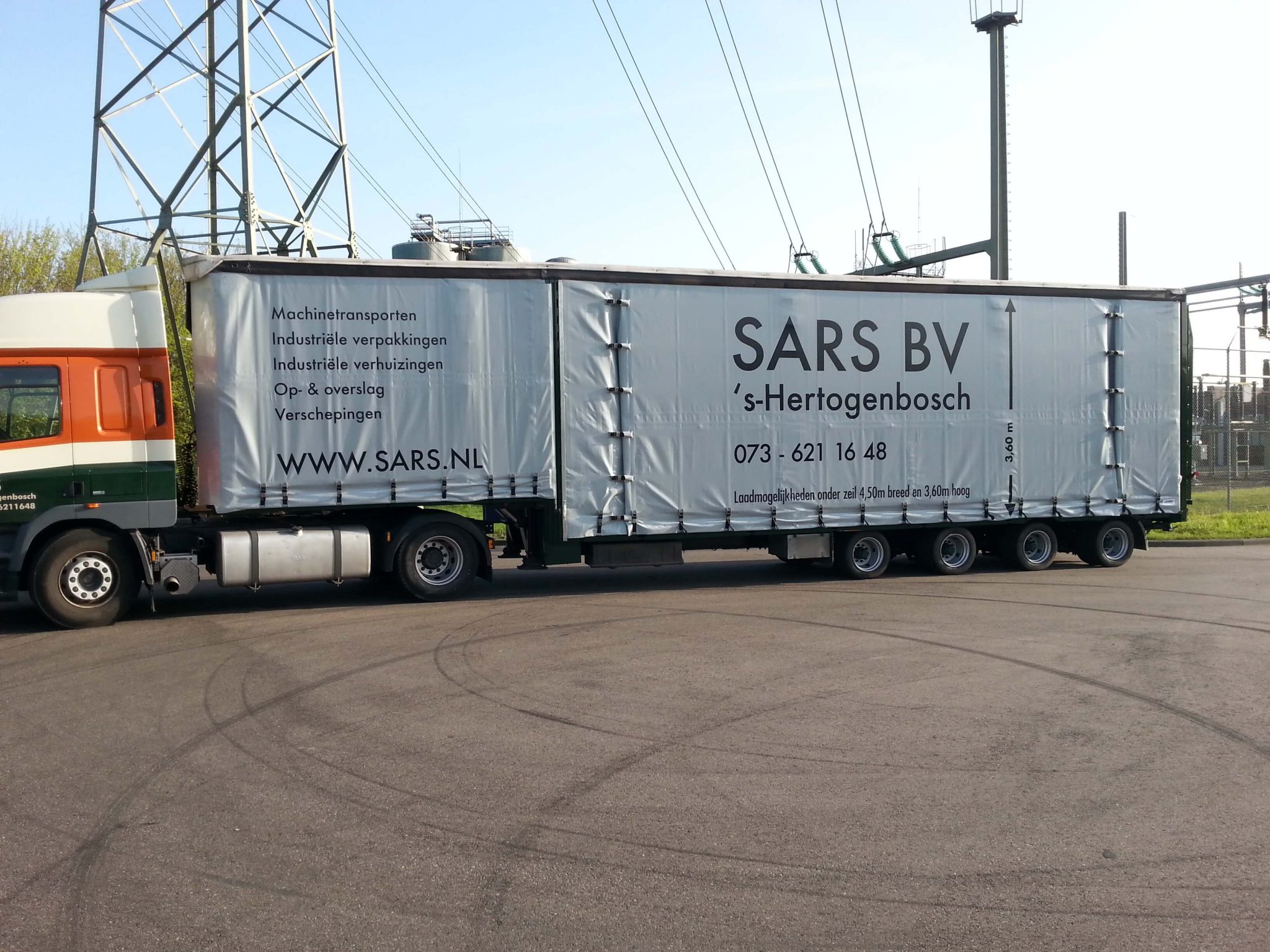 Verhuiswagen van professioneel verhuisbedrijf in Den Bosch klaar voor veilige transport van ingepakte spullen