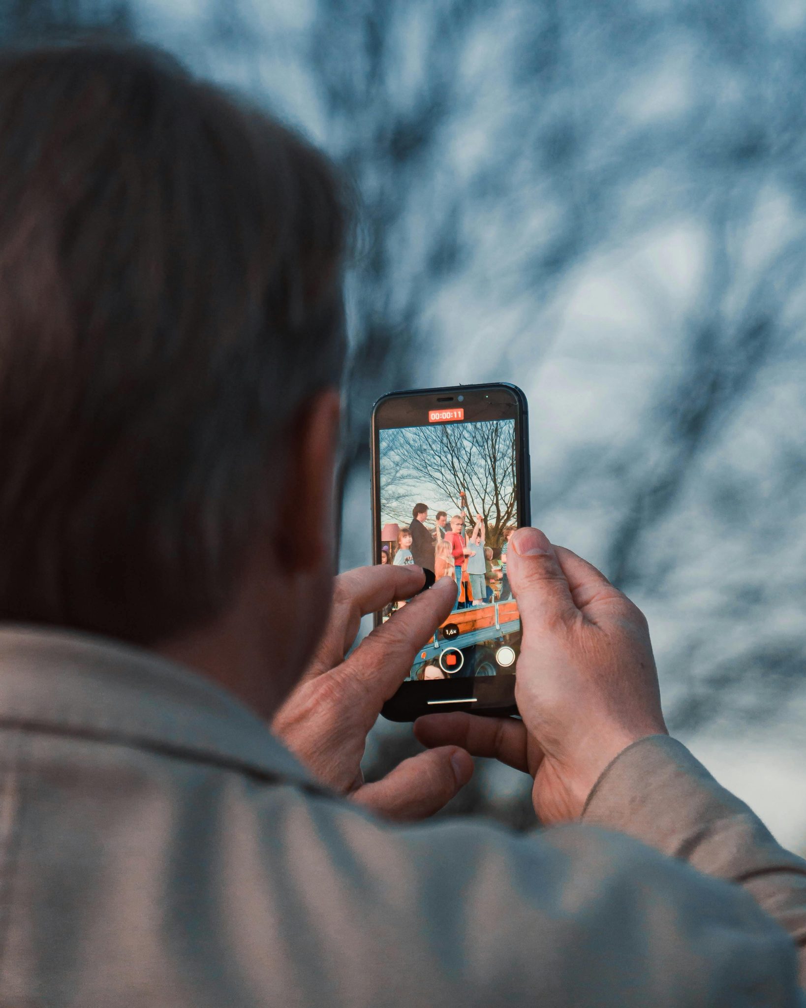 Handen houden nieuwe telefoon vast, illustreert wat je regelt na aankoop van een nieuwe telefoon