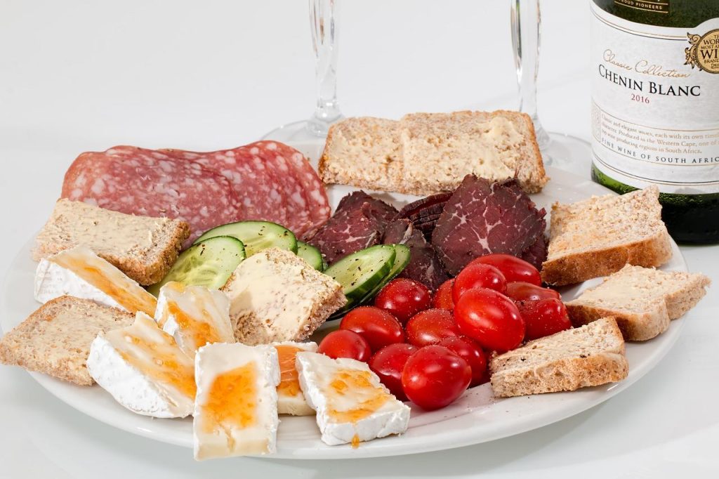 Prachtig gepresenteerde verjaardag catering met borrelplank vol kazen, charcuterie en vers fruit