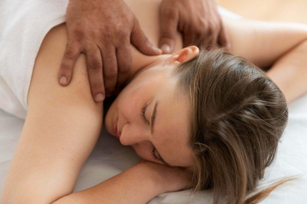 Traditionele Thaise massages voordelen: ontspanningssessie met geleide stretches en drukpunten