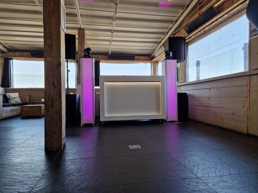 Entertainment op een nieuwjaarsborrel met DJ, fotobooth en gasten die het nieuwe jaar vieren in een gezellige sfeer