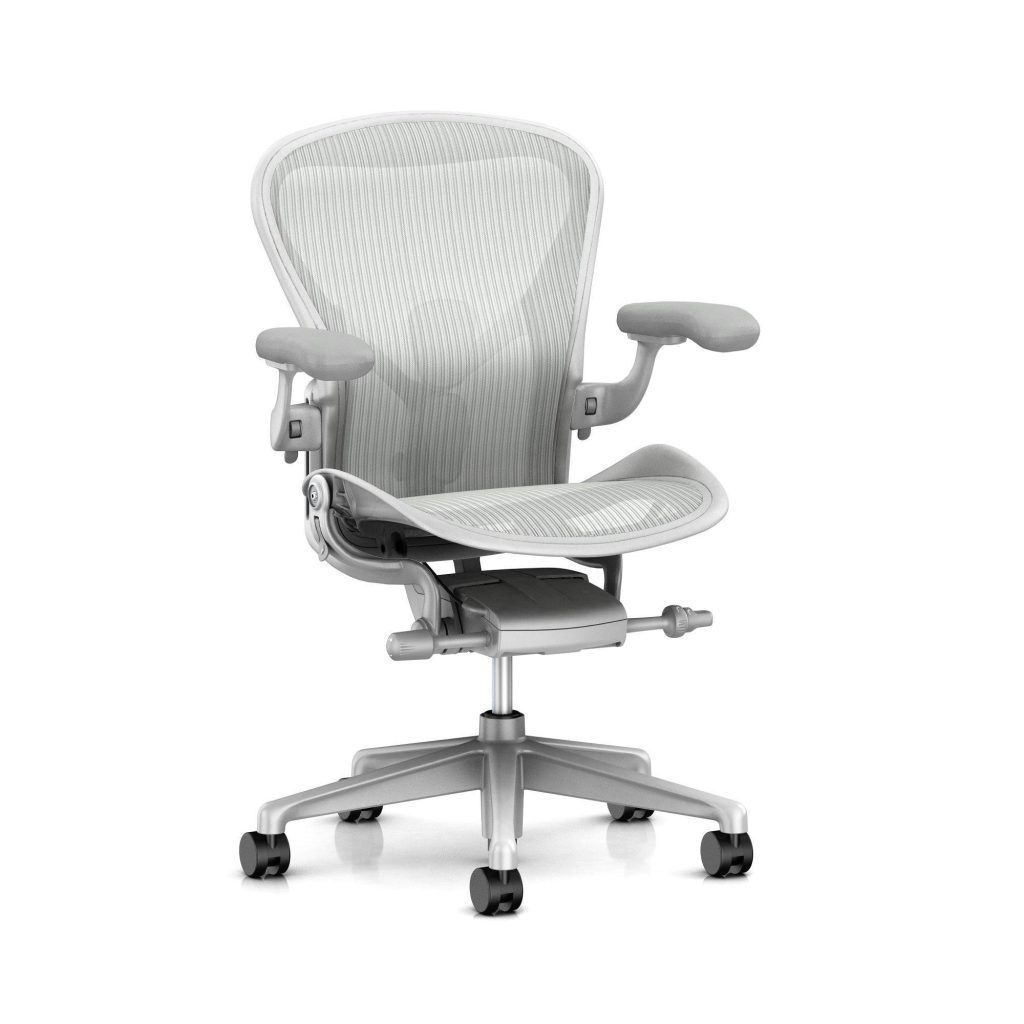 Professionele inrichting met ergonomische Herman Miller-stoelen in een modern kantoor, geadviseerd door een betrouwbare deale